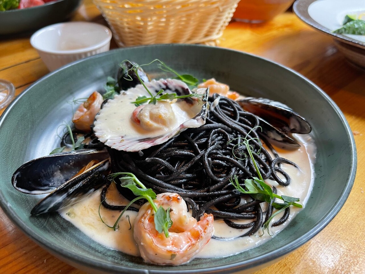 В ресторане большой выбор свежих морепродуктов и блюд на их основе. Фото: Екатерина Балабко/Яндекс Карты