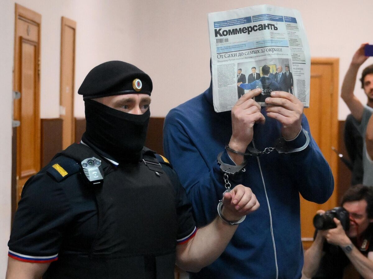    Бывший заместитель министра обороны РФ Тимур Иванов перед началом заседания по его делу в Басманном суде Москвы© РИА Новости / Илья Питалев