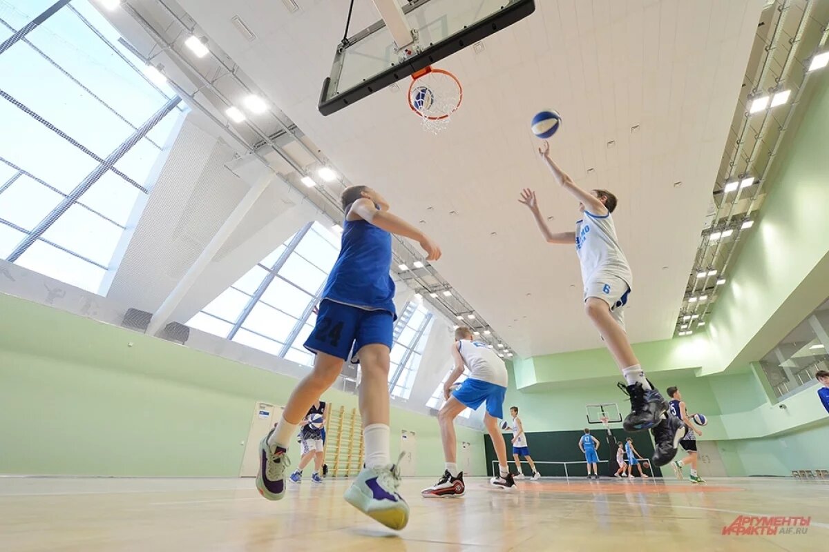    На спортплощадках занимаются дети и взрослые.