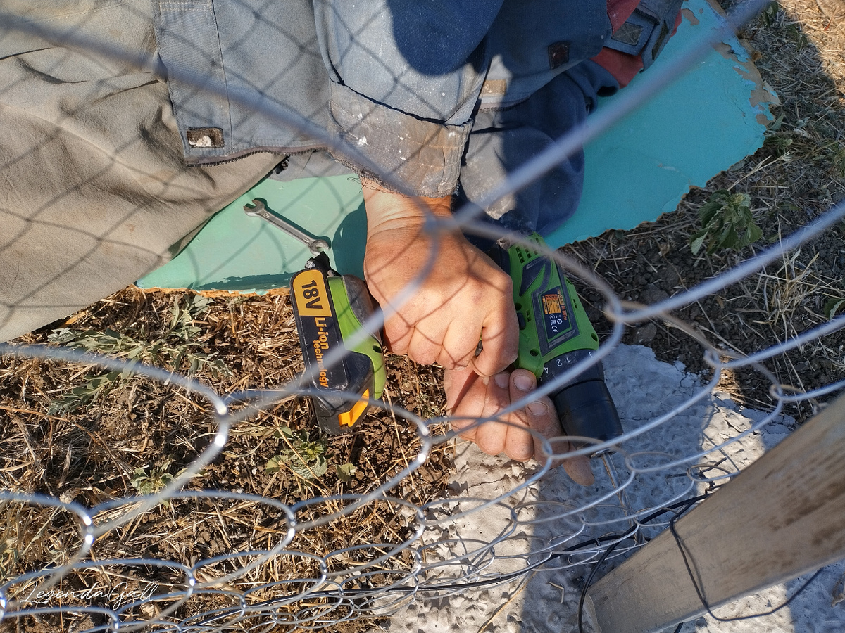 Бедный шуруповерт, он вроде как даже задымился...