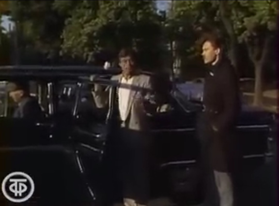 Скриншот видеоклипа на песню "А у меня всё схвачено" (1987)