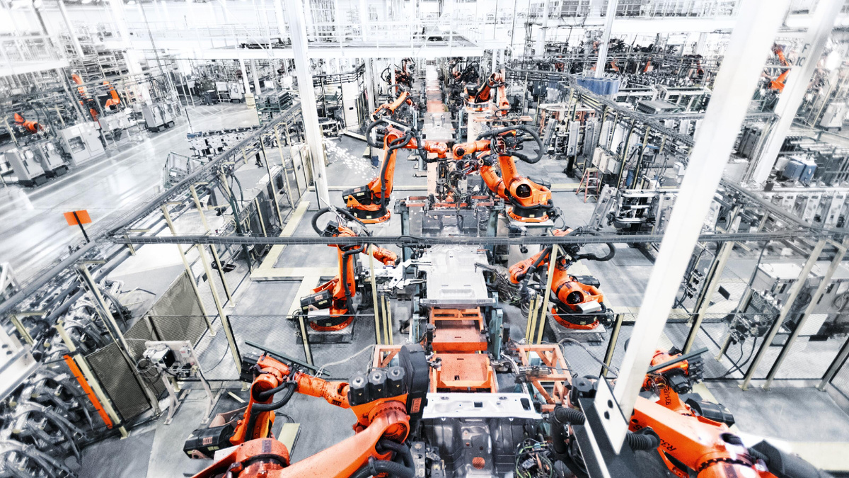 Немецкие роботы KUKA на автосборочном предприятии. В 2016 году KUKA приобретена китайской Midea Group. Изображение: KUKA Group