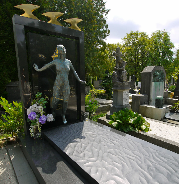 Памятник выполненный из гранита. С зафиксированной скульптурой, выходящей из камня.