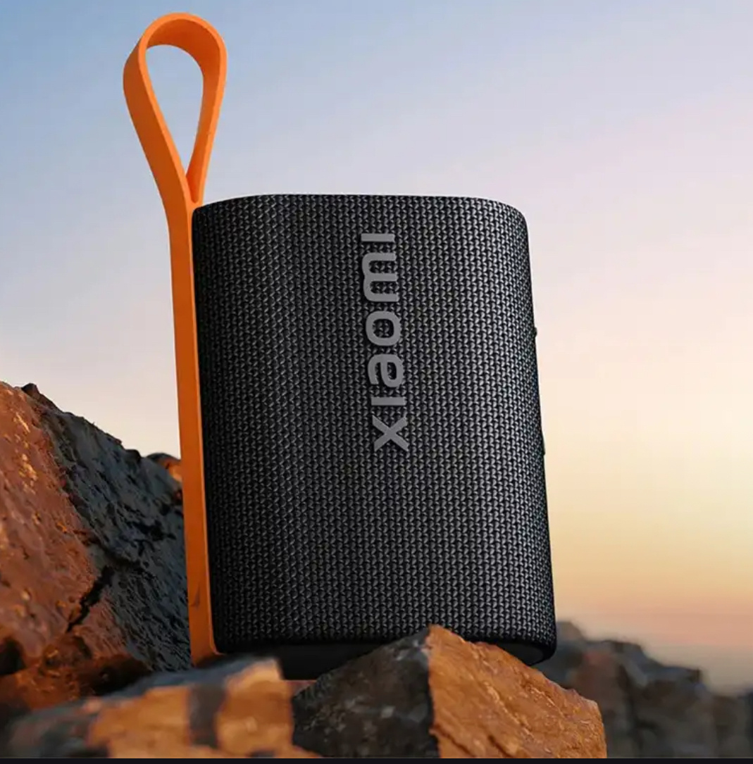 Превосходное качество звука и малые габариты делают этот гаджет не заменимым спутником во время прогулок на свежем воздухе или на пляже 