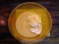 Сметану соединяем со сгущеным молоком 