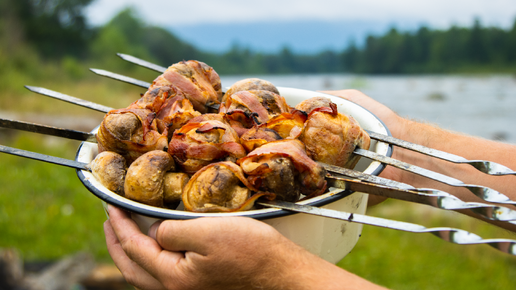 С такими грибами и мяса не надо! ШАМПИНЬОНЫ в беконе на мангале за несколько минут.