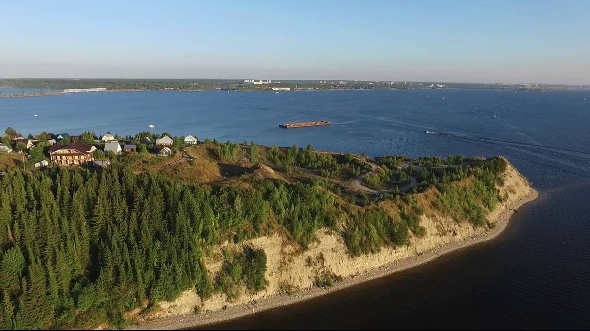 Обратите внимание! На мысе Стрелка с высоты птичьего полета видны пирамиды.