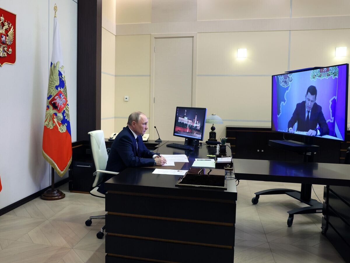    Президент РФ Владимир Путин во время встречи во видеосвязи с губернатором Свердловской области Евгением Куйвашевым© РИА Новости / Михаил Метцель