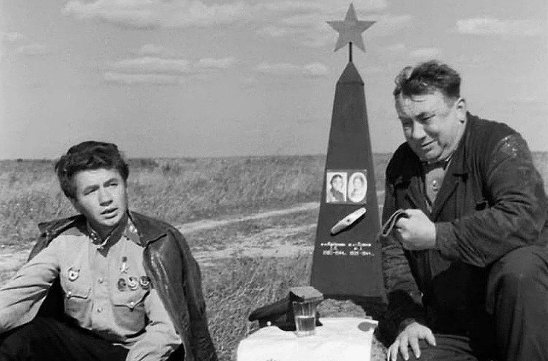 Леонид Быков и Алексей Смирнов в фильме "В бой идут одни старики"