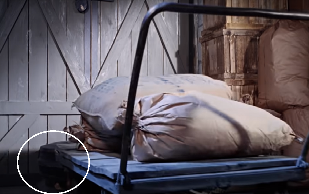 Киноконцерн «Мосфильм»📷Кадр из новеллы «Операция «Ы»