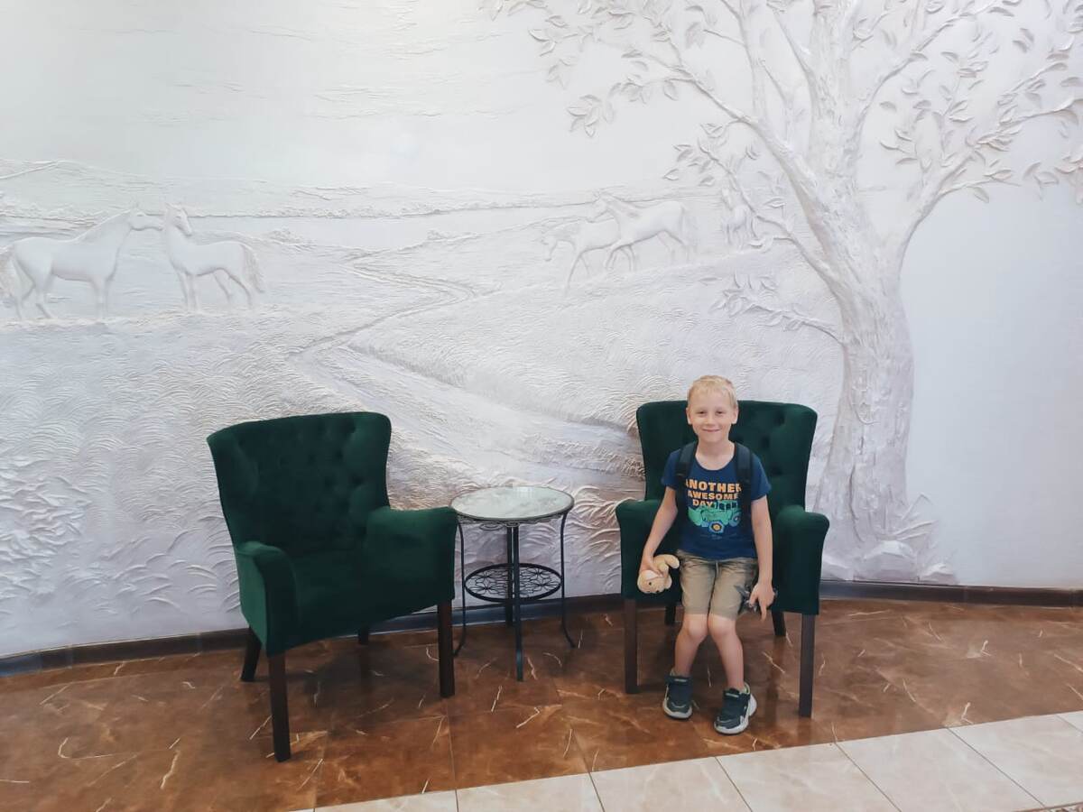 В холле гостиницы