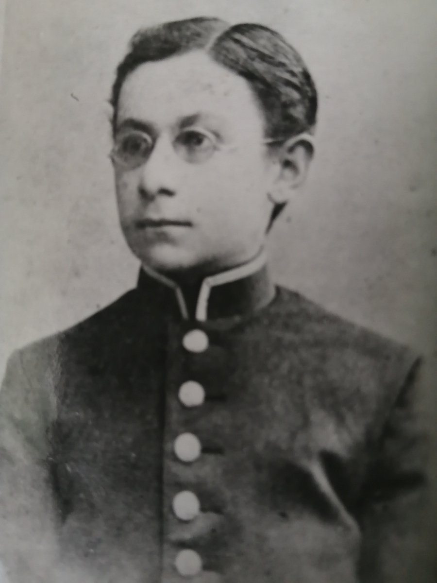 Отец незадолго до отъезда в Петербург