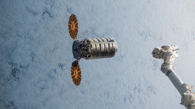     Canadarm2 и космический корабль Northrop Grumman Cygnus.    
 Источник: NASA