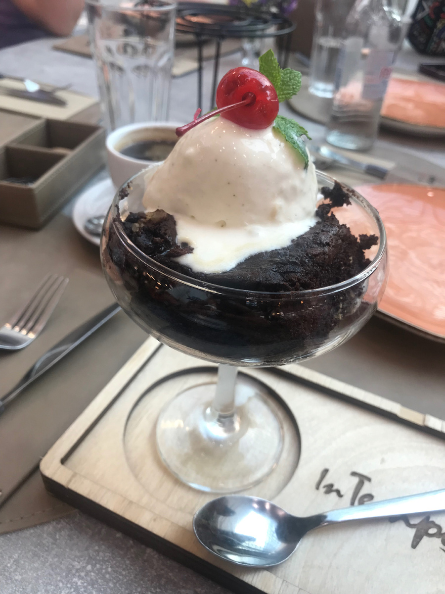 брауни торт с мороженном 