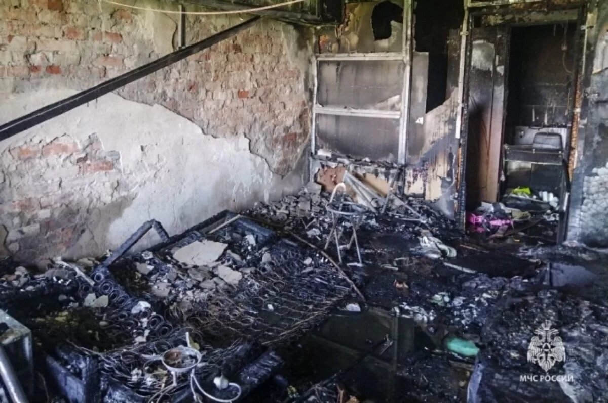    Девочку спасали трое мужчин, мальчика вывели из горящей квартиры пожарные