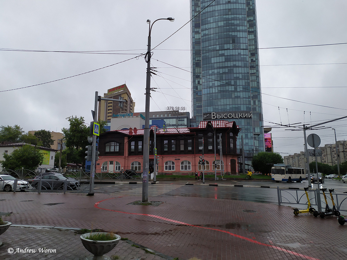 Старый дом рядом с высоткой