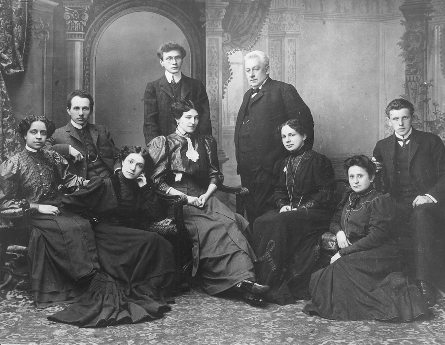 Последний курс А.П. Ленского. Выпуск 1907г. Вера Пашенная вторая слева в нижнем ряду, крайний справа - Витольд Полонский. Фото www.maly.ru