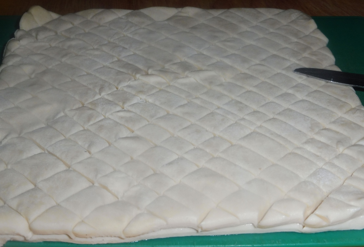    Делаем надрезы на тесте