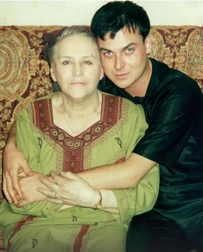 По словам Юлиана, он часто останавливался у Нонны Викторовны, и, когда они читали о романе, Нонна Викторовна злилась и кричала: «Скажи им, что спишь на раскладушке в кухне!».