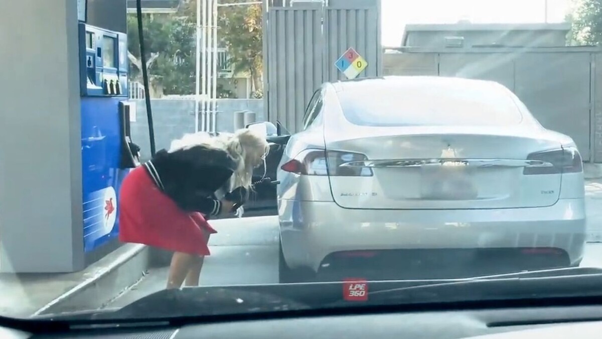 Девочка пытается ЗАПРАВИТЬ свою Tesla. За Девочкой наблюдают мальчики. Всё как мы любим))