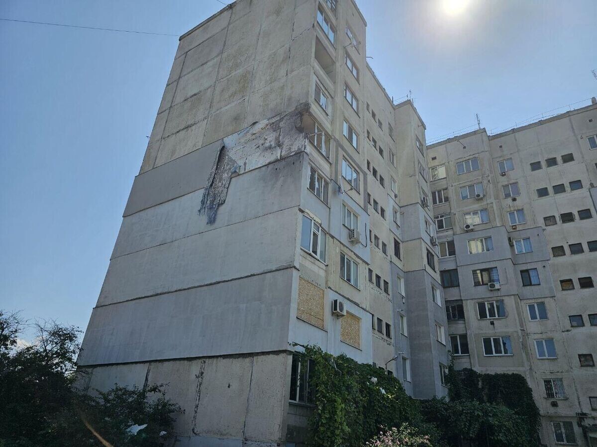    Жилой многоэтажный дом в Таврийске, поврежденный в результате обстрела со стороны ВСУ© Фото : пресс-служба губернатора Херсонской области