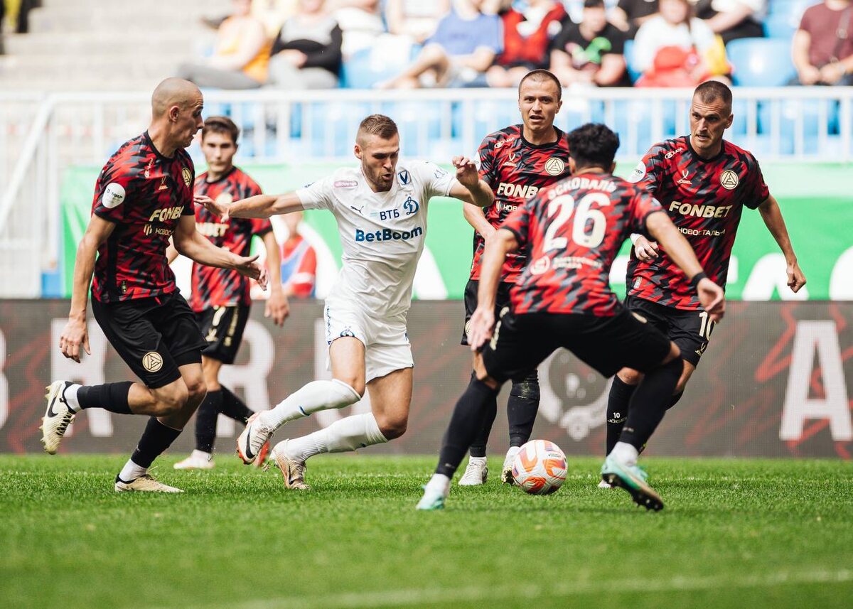 Дмитрий Скопинцев в окружении соперников. Фото fcdm.ru