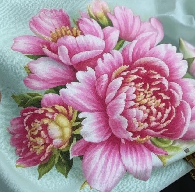 Нравятся вам пионы или нет, но для счастливого замужества вышивают именно их, а не какие-нибудь другие цветы