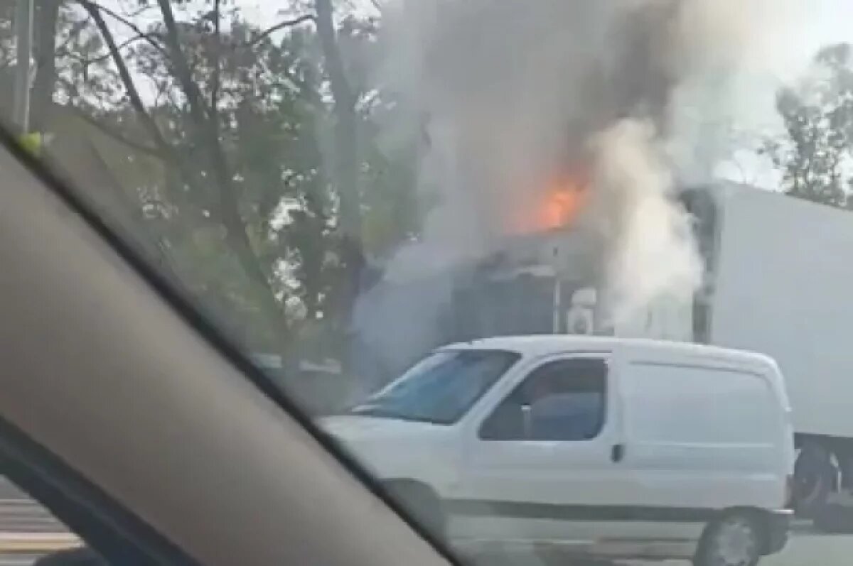    На трассе М-10 в Тверской области возможны пробки из-за горящей фуры