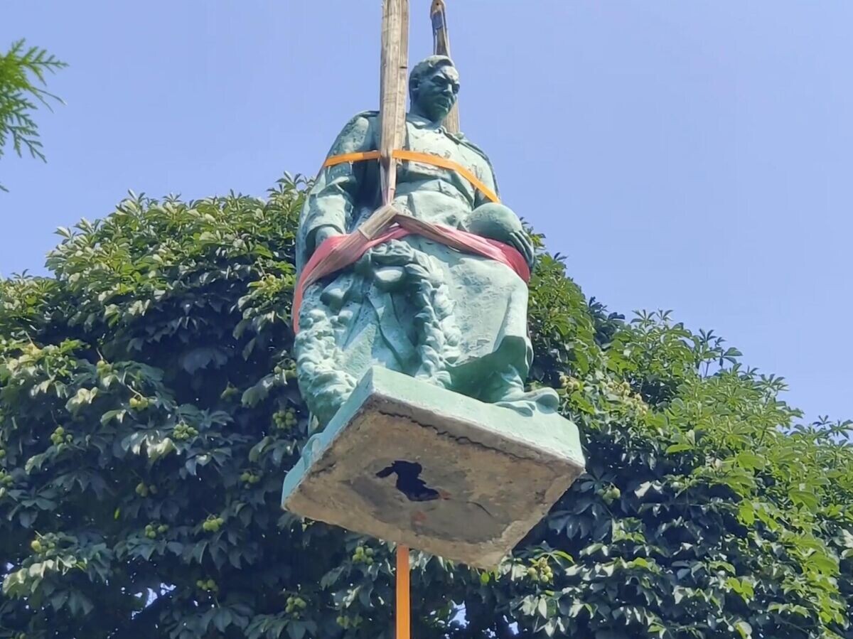    Памятник советскому воину демонтирован в городе Винники Львовской области © Мэр Львова Андрей Садовой