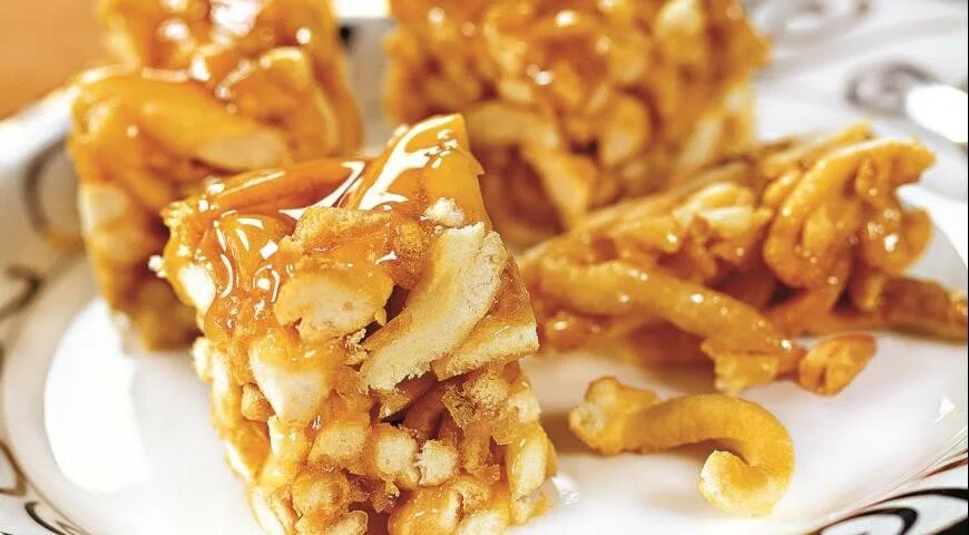 Представьте:  тонкие нити теста, сплетенные в затейливый узор, ложатся на блюдо, образуя  курган  из  золота.  Солнечный свет играет в сладких ручейках меда, что стекают по его склонам.  Каждая ниточка, хрупкая и хрустящая, будто бы хранит в себе  частицу тепла  солнечного дня,  в  который  ча́к-чак  был  испечен.