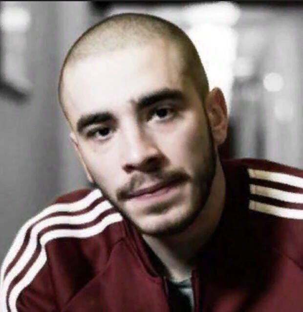 "Не хочу быть красивым, не хочу быть богатым. Я хочу быть автоматом, стреляющим в лица. Варенье и солнце на козырьке. В рюкзаке стихотворение на собственном языке (пуля-дура!).
В случайном автобусе вру в диктофон.
Я всегда в расфокусе, я всегда фон."(с) Дмитрий Кузнецов (Хаски). Фото: mirtesen.ru