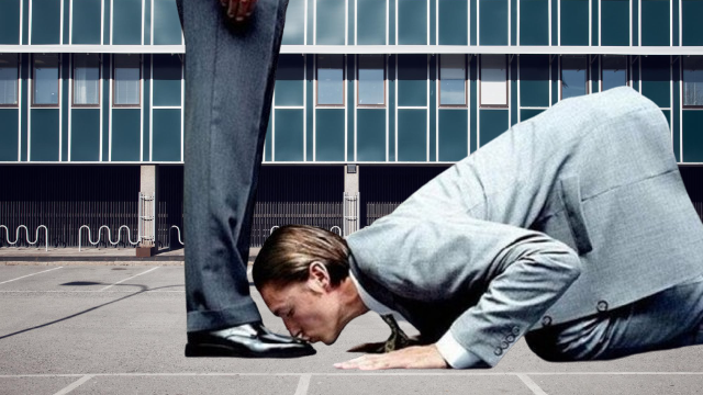 Человек прогибается