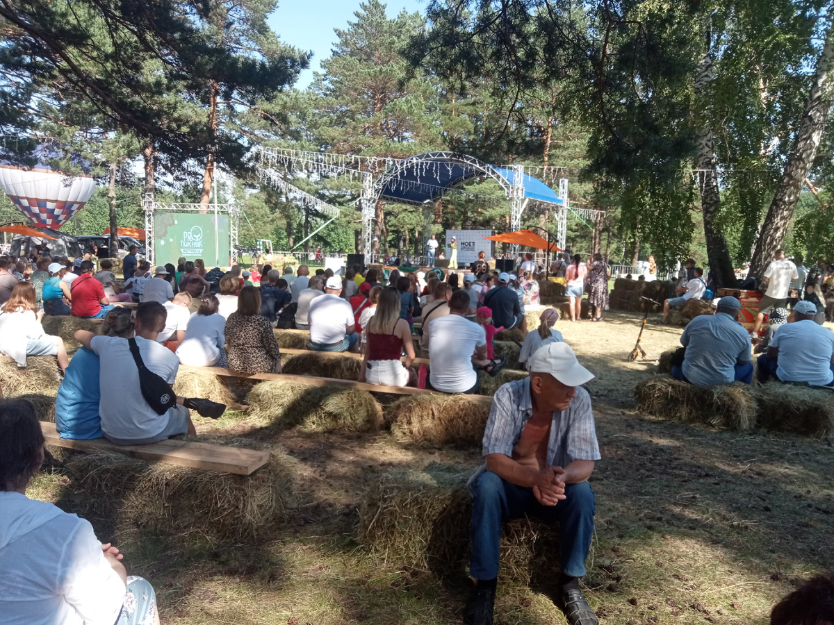 На сцене концерт