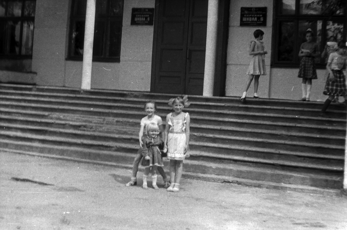 Одно из первых самостоятельных фото. Школьные подружки Валя и Юля, 1986 год