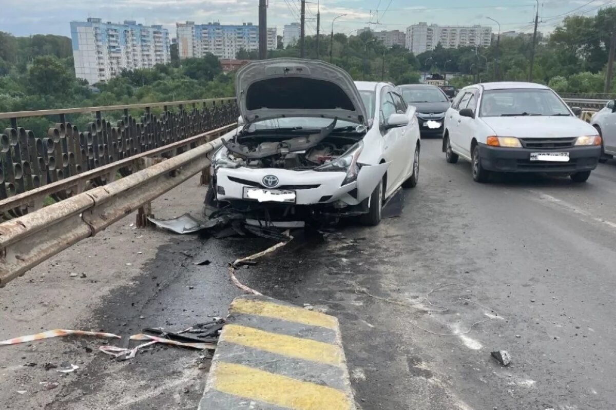    В Хабаровске автокран жёстко ударил Toyota Prius бетонным блоком