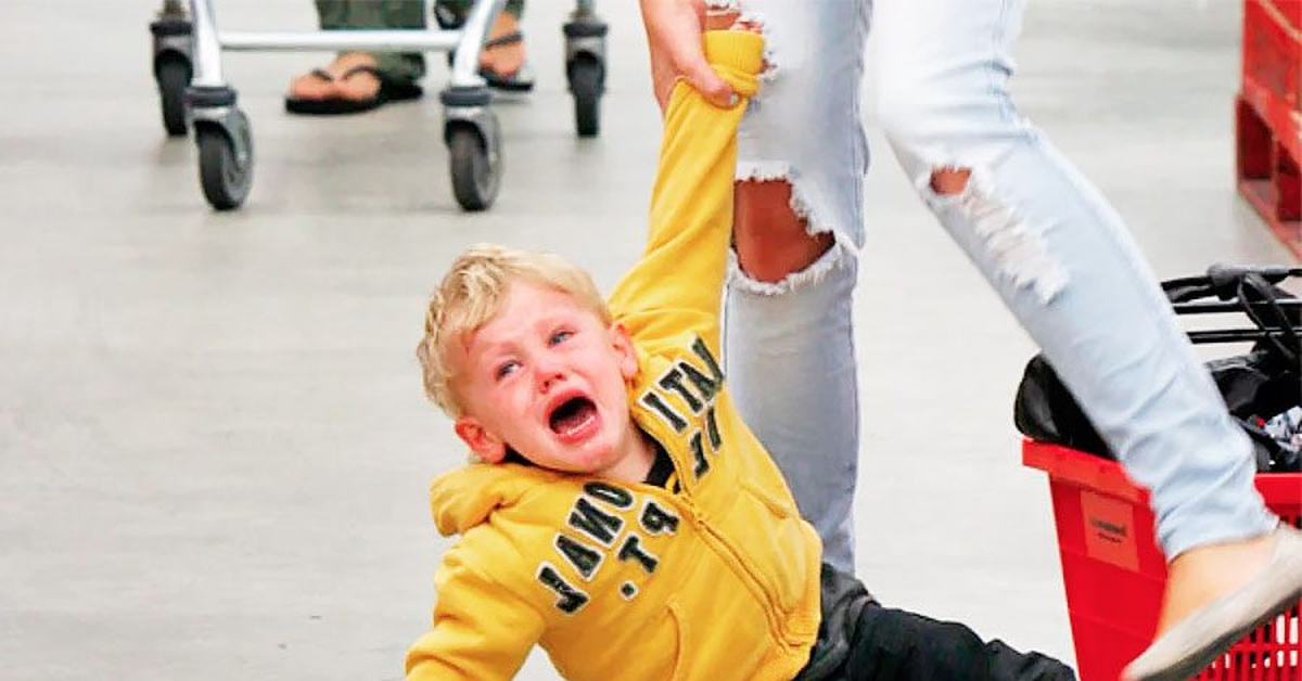 Обратите внимание, что истерику (tantrum) как будто играют (play) (возможно, как в театре) или бросают (throw), чтобы рядом стоящим от нее больно прилетело! :)