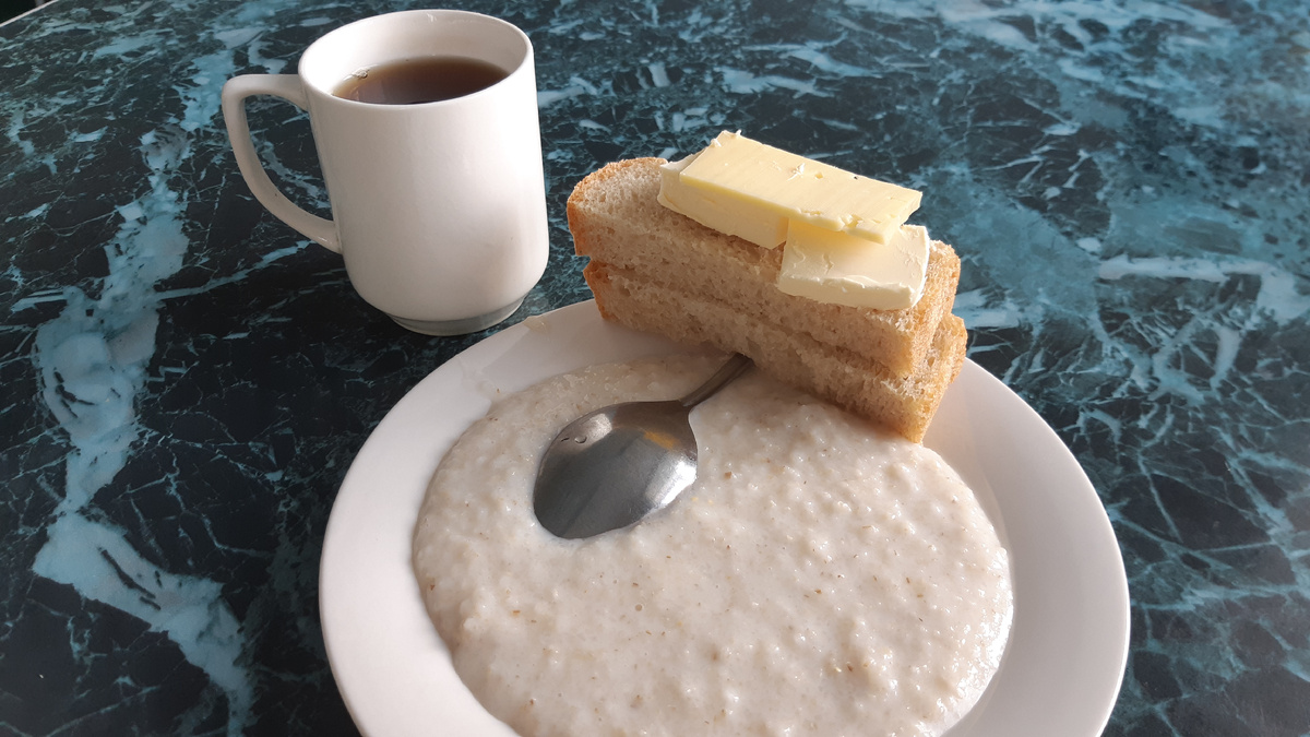 Ячневая каша и хлеб с маслом и сыром