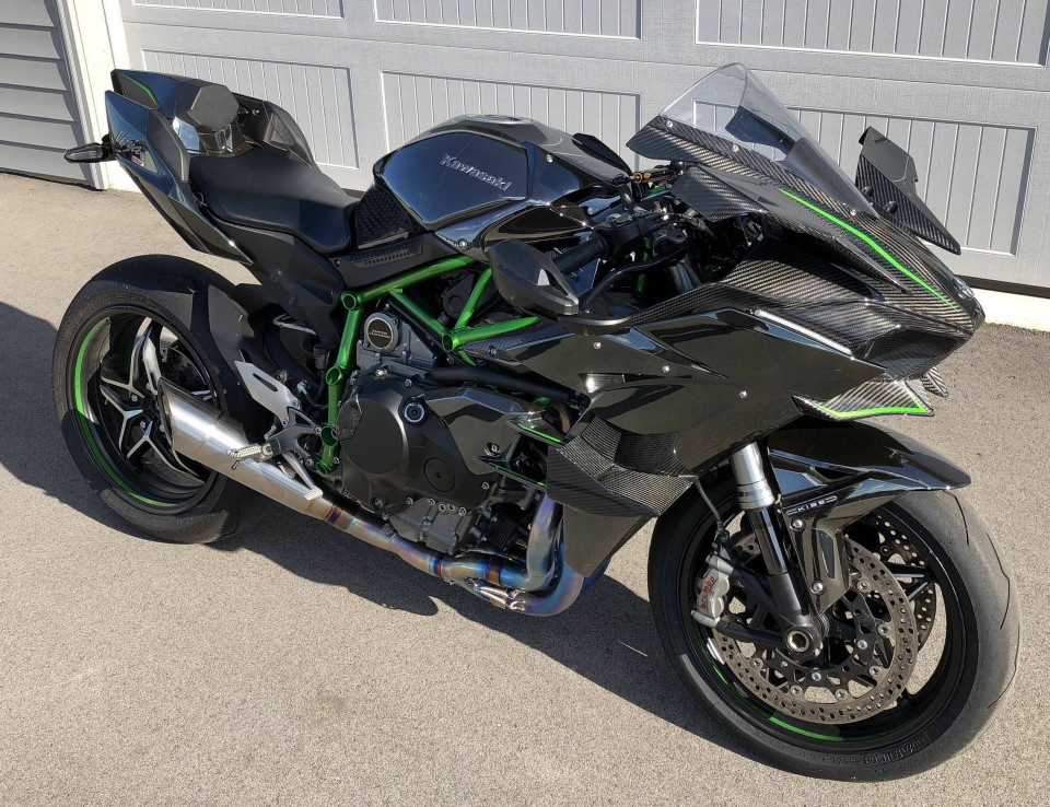 Модель Kawasaki Ninja H2R – гоночная версия, предназначенная только для трека и выдающая 310 л.с.