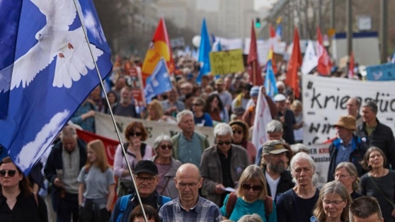    В Берлине тысячи человек вышли на демонстрации за мир и против поставок оружия Алина Городниченко