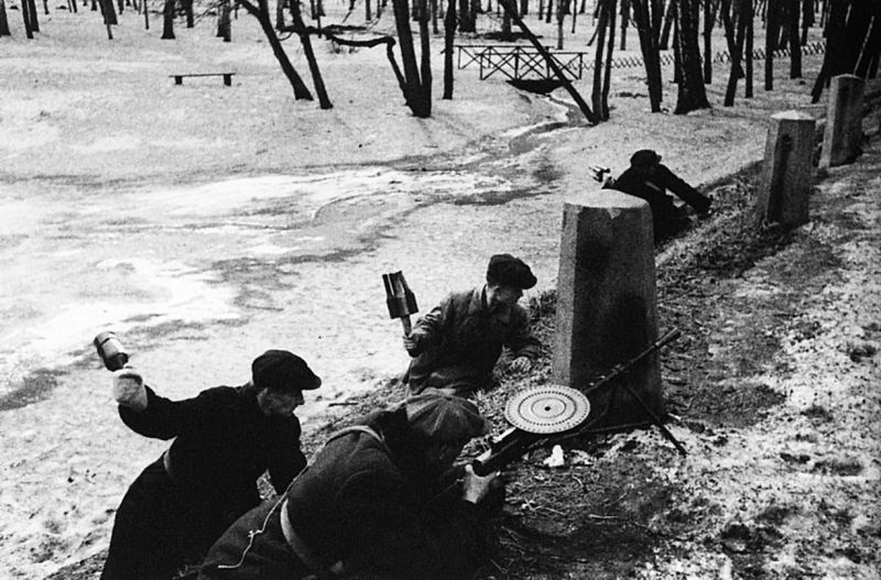 Обучение московских ополченцев в городском парке, 1941 год. 
Фотография: Иван Шагин.