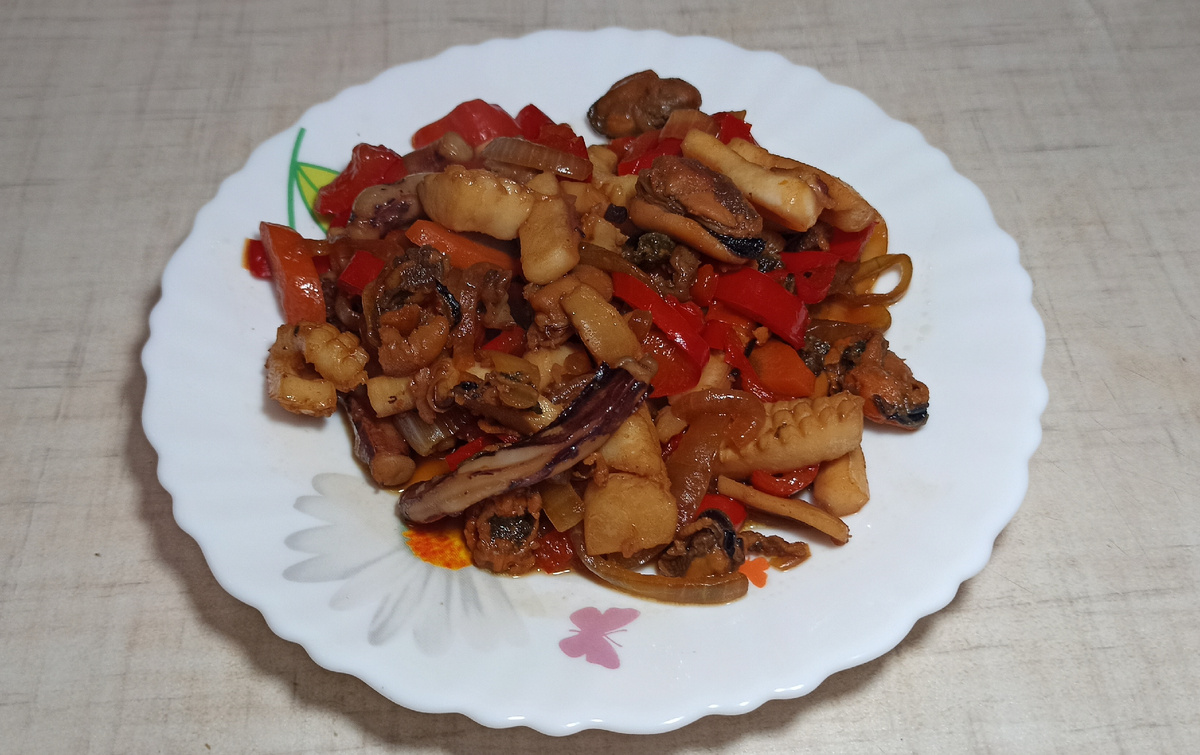 морской коктейль - мидии, кальмар, креветки, щупальца осьминога