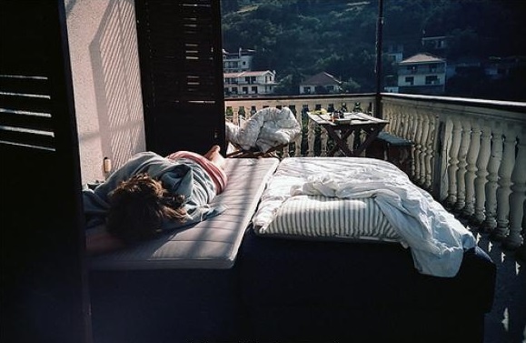 Спать на балконе во сне: между открытостью и незащищенностью