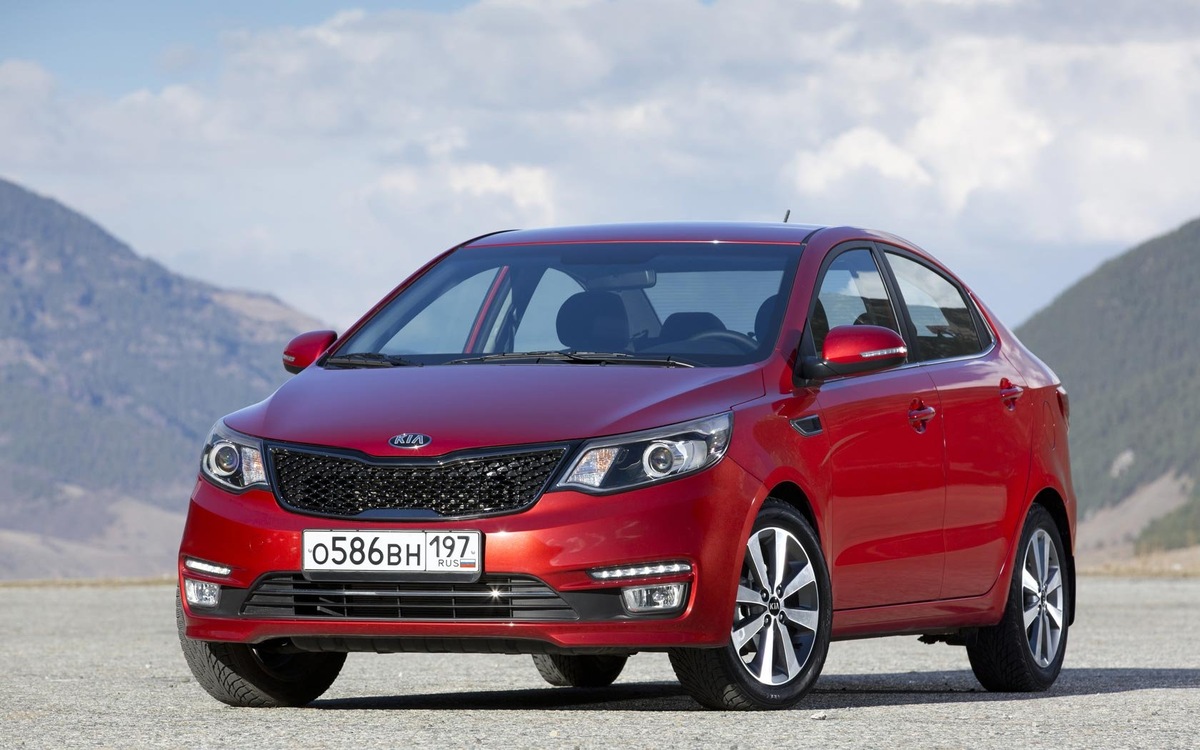 2- Kia Rio. Еще один популярный автомобиль среди российских водителей. Kia Rio отличается отличным качеством сборки, просторным салоном и надежным двигателем. Этот автомобиль стал одним из самых продаваемых в России за последние годы.