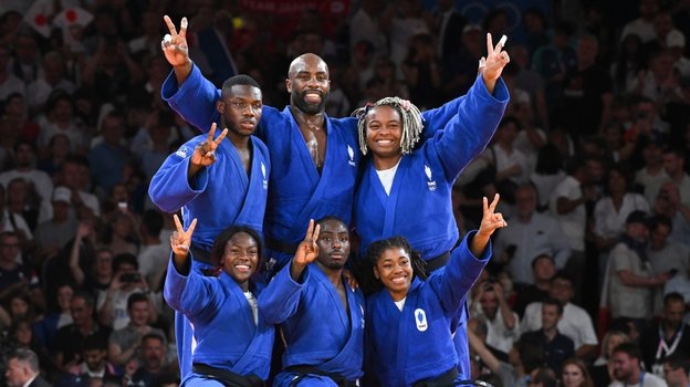    Сборная Франции по дзюдо празднует победу на Олимпиаде-2024. Global Look Press