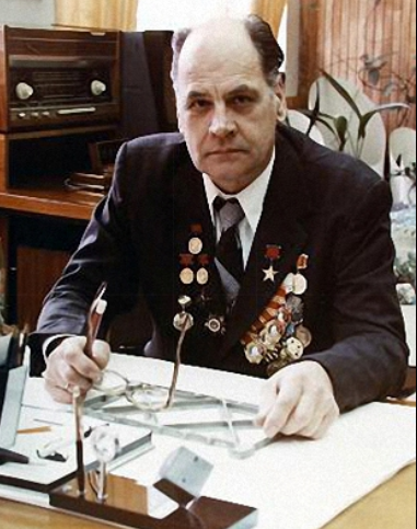 На фото: Николай Александрович Семихатов (10 декабря 1918, с. Полчаниновка, Саратовский уезд, Саратовская губерния — 11 апреля 2002, Екатеринбург) — главный конструктор систем управления всех советских БРПЛ ВМФ и ряда оперативно-тактических ракет сухопутных войск СССР, академик Академии наук СССР, Герой Социалистического Труда.