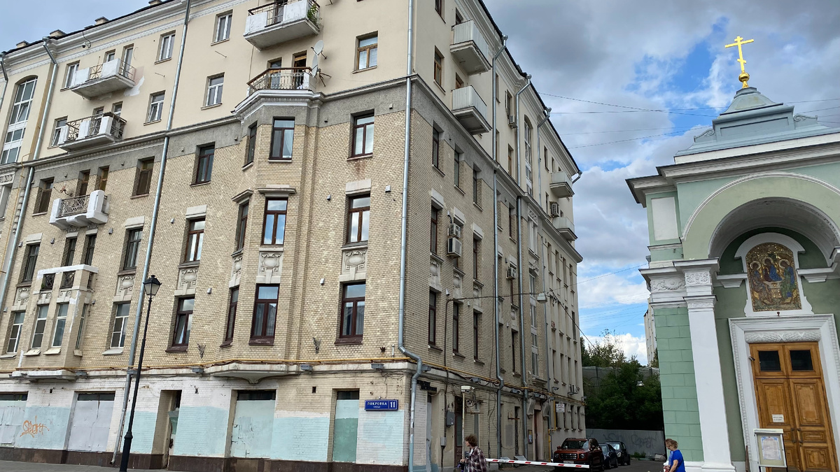 Дом №11 по улице Покровке, где прошло детство Олега Басилашвили
