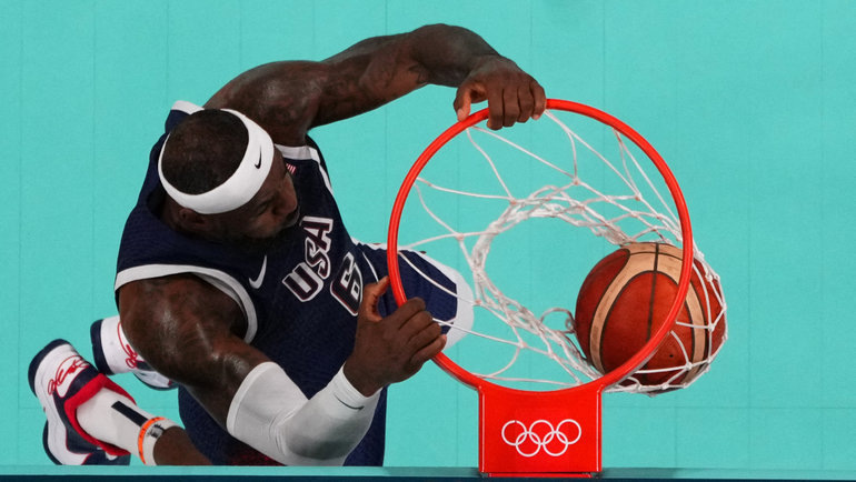    Форвард сборной США Леброн Джеймс. Reuters