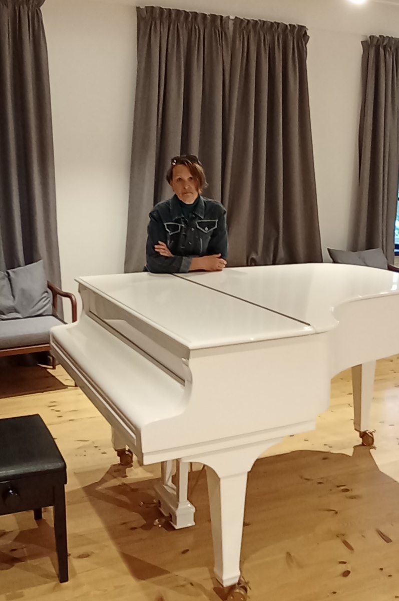 У рояля автор.