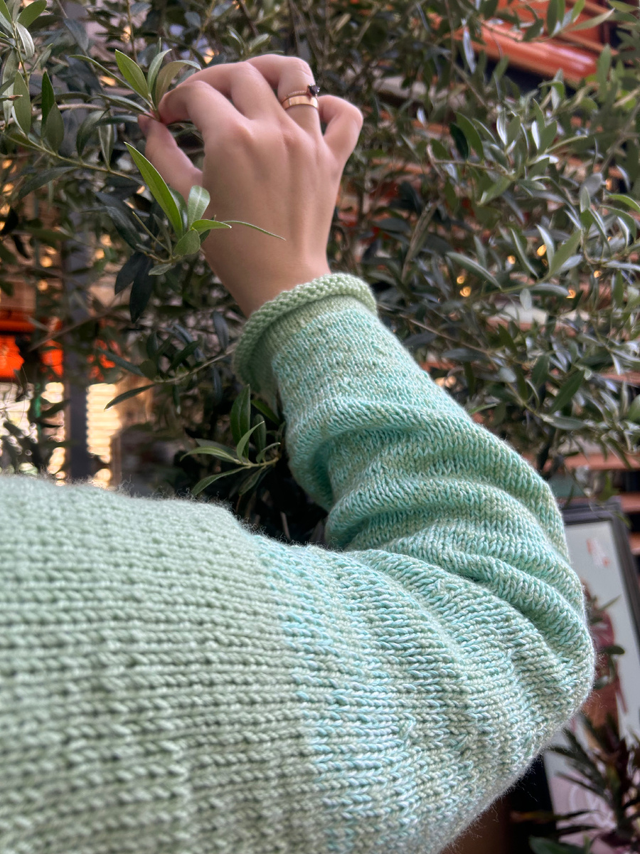 Еще у нас можно заказать шикарные базовые свитшоты ручной работы по приятной цене