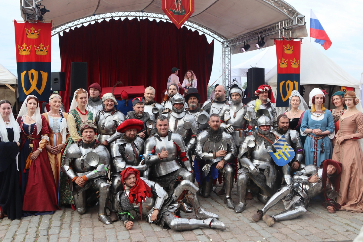 Вглядитесь в эти просветленные лица! Да они мухи не обидят! Здесь и далее (если не указано другое) - фотографии из официальной группы "Средневековых дней" в ВК